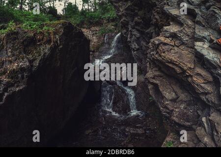 Wasserfall Tscheremshansky im Altai-Gebirge Gebiet, Westsibirien, Russland Stockfoto