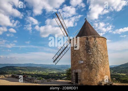 Alte Windmühle in Saint-Saturnin-les-Apt, Provence, Frankreich Stockfoto