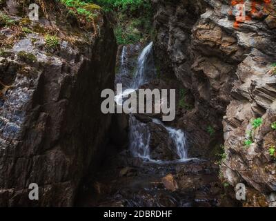 Wasserfall Tscheremshansky im Altai-Gebirge Gebiet, Westsibirien, Russland Stockfoto