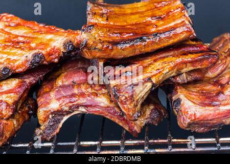 Ersatzrippen auf dem Holzkohlegrill Stockfoto