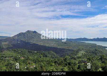 Ein idyllischer Blick auf den Gipfel des Batur und den Danau Batur See. Es gibt einen Pfad entlang des Batur Vulkans Rand. Vulkanische Landschaft von Bali, Indonesien Stockfoto