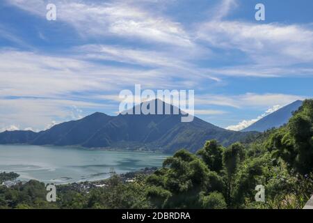 Bergsee in der vulkanischen Caldera von Batur unter dem Berg Abang auf der Insel Bali, Indonesien. Leiser Füllstand eines großen Trinkwasserreservoirs. Hi Stockfoto