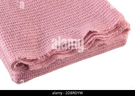 Nahaufnahme der gestrickten rosa Decke isoliert auf weißem Hintergrund. Stockfoto