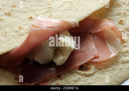 Nahaufnahme der Piadina romagnola mit Prosciutto crudo und Squacquerone-Käse Stockfoto