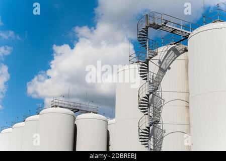 Reihen von Brühtanks gegen den Himmel. Industrielle Bierherstellung Stockfoto