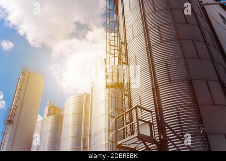 Reihen von Aluminiumtanks gegen den Himmel. Moderner Aufzug. Stockfoto