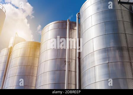 Reihen von Aluminiumtanks gegen den Himmel. Moderner Aufzug. Stockfoto