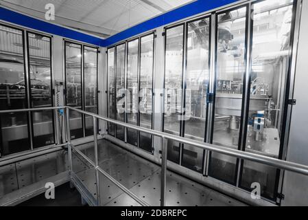 Automatische Abfülllinie für kohlensäurehaltiges Mineralwasser. Isobarische Füllung. Industrielle Bierherstellung Stockfoto