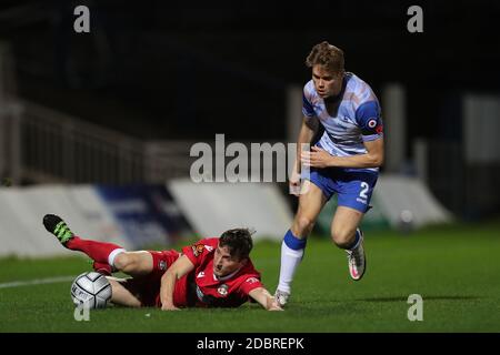 HARTLEPOOL, ENGLAND. 17. NOVEMBER: Lewis Cass von Hartlepool United kämpft am Dienstag, den 17. November 2020 im Vanarama National League-Spiel zwischen Hartlepool United und Wrexham im Victoria Park in Hartlepool um den Besitz von Luke Young aus Wrexham. (Kredit: Mark Fletcher - MI News ) Kredit: MI Nachrichten & Sport /Alamy Live Nachrichten Stockfoto