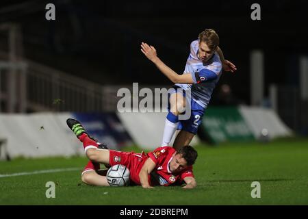 HARTLEPOOL, ENGLAND. 17. NOVEMBER: Lewis Cass von Hartlepool United kämpft am Dienstag, den 17. November 2020 im Vanarama National League-Spiel zwischen Hartlepool United und Wrexham im Victoria Park in Hartlepool um den Besitz von Luke Young aus Wrexham. (Kredit: Mark Fletcher - MI News ) Kredit: MI Nachrichten & Sport /Alamy Live Nachrichten Stockfoto