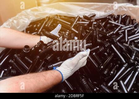 Preforms für die Herstellung von PET-Plastikflaschen in der Hand. Industrielle Produktion von Plastikflaschen Stockfoto