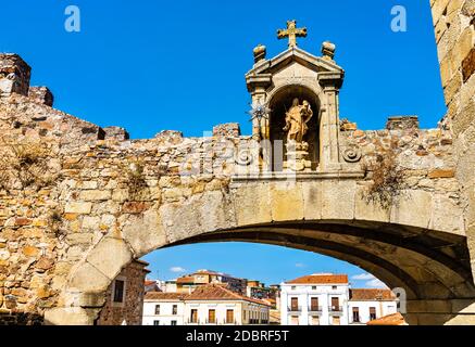 Arco de la Estrella in den Verteidigungsmauern von Caceres In Spanien Stockfoto