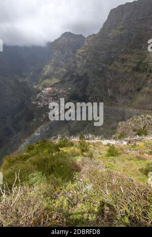 Regenbogen über Tal der Nonnen, Curral das Freiras auf der Insel Madeira, Portugal Stockfoto