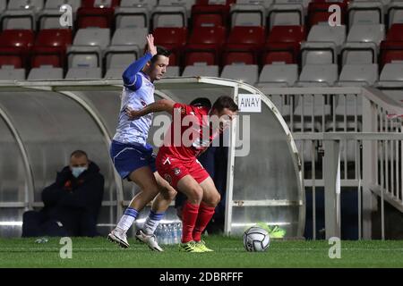 HARTLEPOOL, ENGLAND. 17. NOVEMBER Luke Molyneux von Hartlepool United kämpft mit Paul Rutherford von Wrexham während des Vanarama National League-Spiels zwischen Hartlepool United und Wrexham im Victoria Park, Hartlepool am Dienstag, 17. November 2020. (Kredit: Mark Fletcher - MI News ) Kredit: MI Nachrichten & Sport /Alamy Live Nachrichten Stockfoto