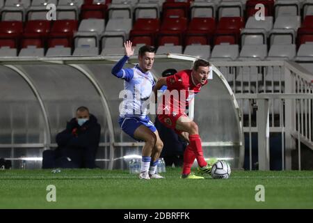 HARTLEPOOL, ENGLAND. 17. NOVEMBER Luke Molyneux von Hartlepool United kämpft mit Paul Rutherford von Wrexham während des Vanarama National League-Spiels zwischen Hartlepool United und Wrexham im Victoria Park, Hartlepool am Dienstag, 17. November 2020. (Kredit: Mark Fletcher - MI News ) Kredit: MI Nachrichten & Sport /Alamy Live Nachrichten Stockfoto