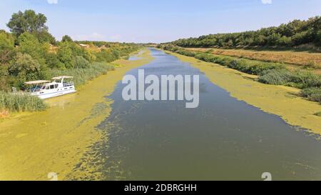 Festgetäutes Boot am künstlichen Wasserweg Kanal in Vojvodina Serbien Stockfoto