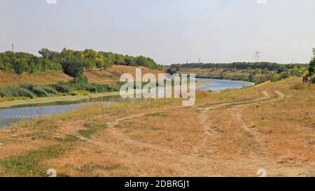 Künstliche Wasserstraßen-Kanal-Kurve in der Vojvodina Serbien Stockfoto