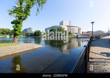 Bydgoszcz, Polen - 26. Juni 2020: Opera Nova am Fluss Brda. Es ist eines der berühmtesten und bekanntesten Gebäude in der Stadt Stockfoto