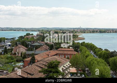 Luftaufnahme der Halbinsel mit Sirmione Stadt von der Scaliger Burg über dem Gardasee, Italien Stockfoto