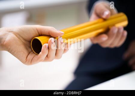 Geschäft Mann Und Frau Staffellauf Baton Übergabe Und Pass Stockfoto