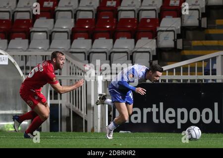 HARTLEPOOL, ENGLAND. 17. NOVEMBER Luke Molyneux von Hartlepool United geht nach einer Herausforderung von Wrexhams James Horsfield während des Vanarama National League-Spiels zwischen Hartlepool United und Wrexham im Victoria Park, Hartlepool am Dienstag, 17. November 2020, unter. (Kredit: Mark Fletcher - MI News ) Kredit: MI Nachrichten & Sport /Alamy Live Nachrichten Stockfoto