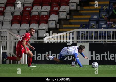 HARTLEPOOL, ENGLAND. 17. NOVEMBER Luke Molyneux von Hartlepool United geht nach einer Herausforderung von Wrexhams James Horsfield während des Vanarama National League-Spiels zwischen Hartlepool United und Wrexham im Victoria Park, Hartlepool am Dienstag, 17. November 2020, unter. (Kredit: Mark Fletcher - MI News ) Kredit: MI Nachrichten & Sport /Alamy Live Nachrichten Stockfoto