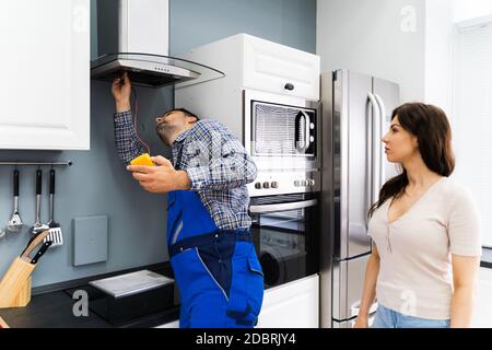 Installation Und Reparatur Von Elektrogeräten Zu Hause Stockfoto
