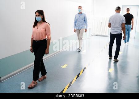 Personen Im Büro Nach Sozialen Distanzierungsprotokollen Tragen Gesichtsmasken Stockfoto