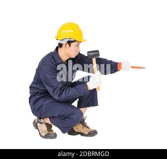 Junge Mann in Uniform sitzen und halten Hammer wurde genagelt in einen kalten, Meißel, schneiden Sie auf weißem Hintergrund Stockfoto