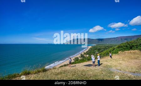 Blick auf die Coral Sea Coast und Trinity Bay vom Rex Lookout zwischen Port Douglas und Cairns, Great Barrier Reef Coast Marine Park, North Queensland, Stockfoto