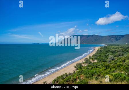 Blick auf die Coral Sea Coast und Trinity Bay vom Rex Lookout zwischen Port Douglas und Cairns, Great Barrier Reef Coast Marine Park, North Queensland, Stockfoto