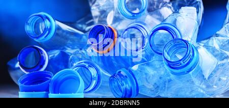 Zusammensetzung mit leeren Mineralwasserflaschen. Kunststoffabfall Stockfoto