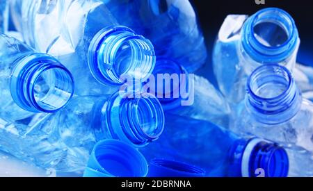 Zusammensetzung mit leeren Mineralwasserflaschen. Kunststoffabfall Stockfoto