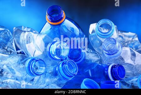 Zusammensetzung mit leeren Mineralwasserflaschen. Kunststoffabfall Stockfoto