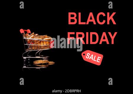Mockup oder Hintergrund-Werbung für Black Friday mit Warenkorb Gefüllt mit Goldmünzen, um zu veranschaulichen Einsparungen gefunden werden Im Vertrieb Stockfoto