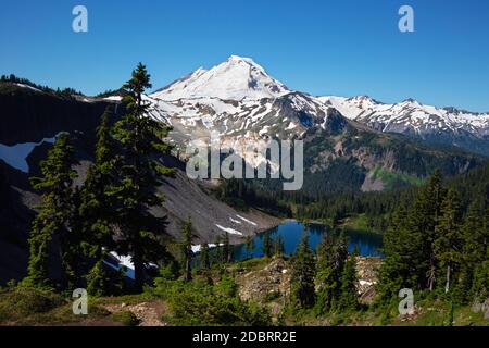 WA18192-00...WASHINGTON - Iceberg Lake und Mount Baker vom Herman Pass in der Mount Baker Wilderness Gegend. Stockfoto