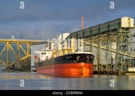 Bulk Carrier Ship Iraklis im Viterra Cascadia Grain Terminal, Port of Vancouver, Vancouver, British Columbia, Kanada. Stockfoto