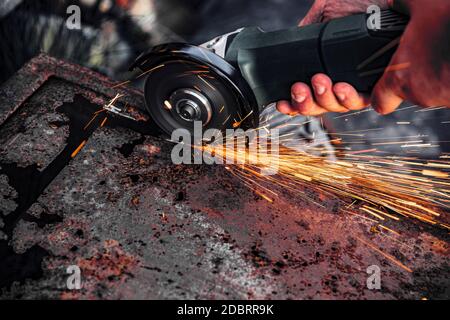 Manuelles Metallsägen, Sparks beim Schleifen Eisen, Nahaufnahme Stockfoto