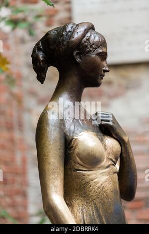 Statue von Juliet Capulet in ihrem Haus Hinterhof in Verona, Venetien, italien Stockfoto