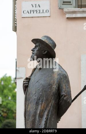 VERONA, ITALIEN - 1. MAI 2016: Die Statue des italienischen Dichters Berto Barbarani auf dem Piazza delle Erbe in Verona. Italien Stockfoto