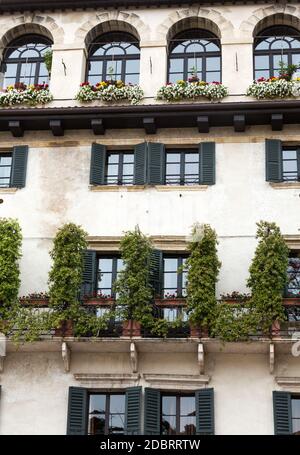 Fassade eines alten Gebäudes an der Piazza della Erbe in Verona. Italien Stockfoto