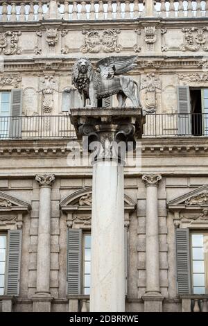 Der Löwe von San Marco symbolisiert die enge Verbundenheit der Stadt mit Venedig. Verona - Piazza delle Erbe. Italien Stockfoto