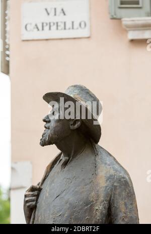 Die Statue des italienischen Dichters Berto Barbarani auf der Piazza delle Erbe in Verona. Italien Stockfoto