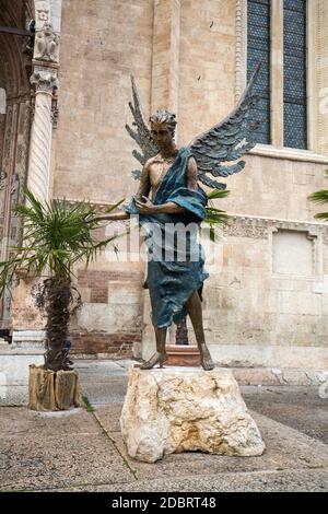 VERONA, ITALIEN - 1. MAI 2016: Engelsstatue vor dem Dom in Verona (Kathedrale Santa Maria Matricolare), Verona, Venetien, Italien Stockfoto