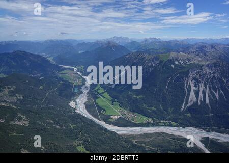 Luftaufnahme des Lechtals mit den Bergen in Tirol / Österreich. Stockfoto