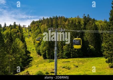 Schöne Aussicht vom Belchen bei Freiburg auf die schöne Landschaft des Schwarzwaldes und der Belchenbahn. Stockfoto