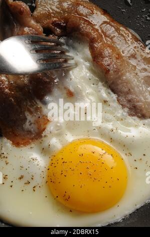 Gekochtes Ei und Speck in der Pfanne Stockfoto