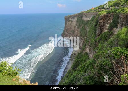 Pura Luhur Uluwatu Tempel ist ein balinesischer Hindu-See-Tempel in Bali, Indonesien. Es ist bekannt für seine herrliche Lage, auf einer Klippe thront. Ama Stockfoto