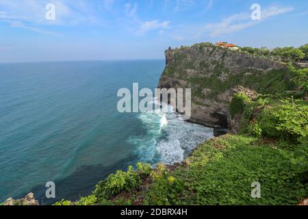 Pura Luhur Uluwatu Tempel ist ein balinesischer Hindu-See-Tempel in Bali, Indonesien. Es ist bekannt für seine herrliche Lage, auf einer Klippe thront. Ama Stockfoto