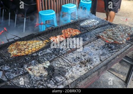 Auf dem Fischmarkt auf der tropischen Insel Bali in Jimbaran werden Grillgerichte serviert. Frische, gesunde und leckere Meeresfrüchte. F Stockfoto